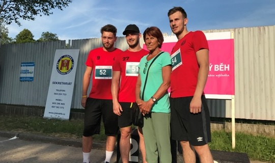 Bruslaři absolvovali Olympijský běh, zvěčnili se i s Kratochvílovou