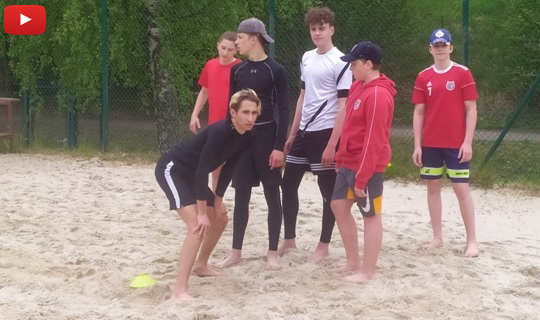 3. den dorostu: odrazovka v písku, práce s medíky, kliky a fotbal