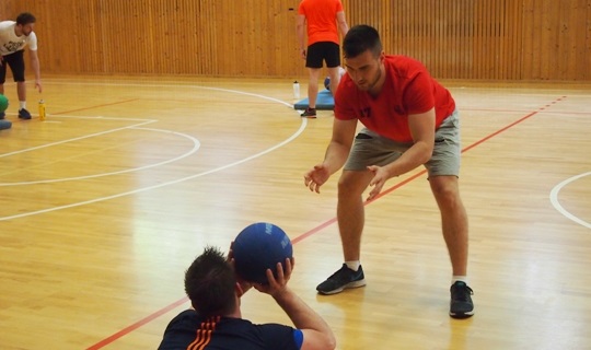 První trénink áčka: Dřina v tělocvičně! Endál a další hráči s otazníky